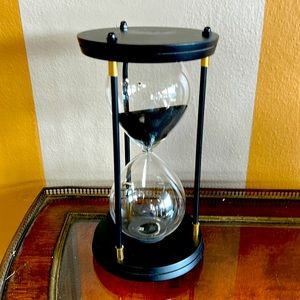 Beautiful black sand hourglass 9 1/2 inches tall 5 inches in diameter